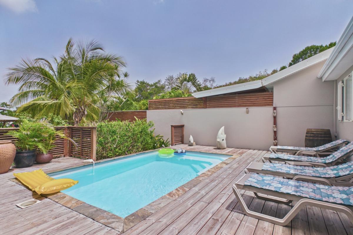 deck-piscine-transats-bains-soleil (4)